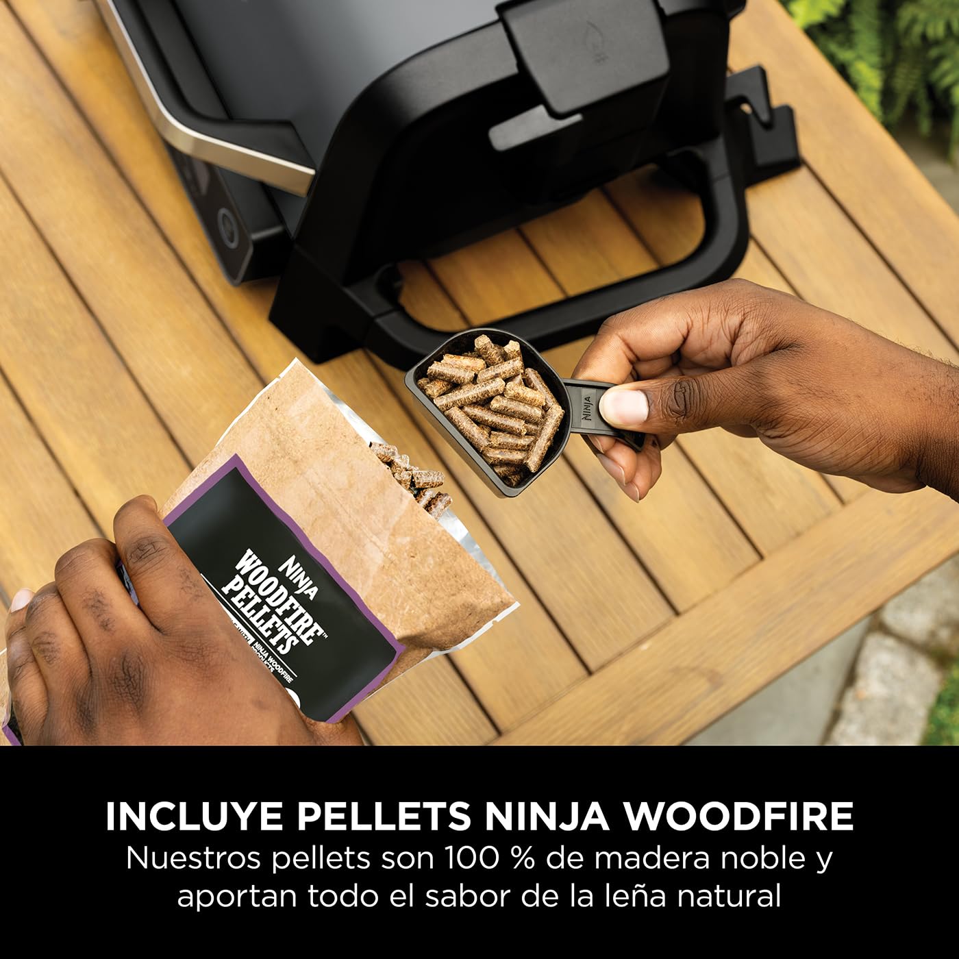 Ninja Woodfire OG701EU | Parrilla Eléctrica Exterior 7 en 1, Air Fry, Smoke, Roast, Bake, Antiadherente, Portátil, Gris/Negro