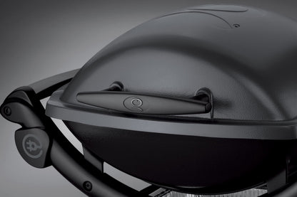 Weber Q1400 | Barbacoa Eléctrica Portátil con Soporte, Área 43x32 cm, Parrilla Hierro Fundido Dividida, Tapa y Cuba Aluminio, Gris Oscuro (52020853)