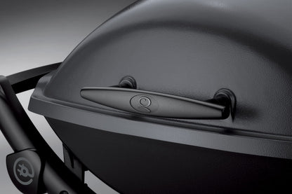 Weber Q2400 | Barbacoa Eléctrica Portátil con Soporte y Mesas Laterales, Parrilla Hierro Fundido, Tapa y Cuba de Aluminio, Área 54x39 cm, Gris Oscuro